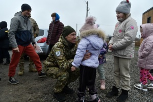 «Білі янголи» вручили подарунки дітям, які придумали назву цього підрозділу поліції 