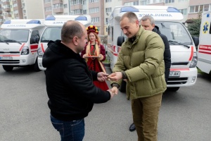 Південна Корея передала п'ять сучасних автомобілів швидкої допомоги Дніпропетровщині