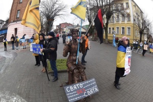 У Вінниці родичі полонених військових встановили новорічну ялинку за ґратами