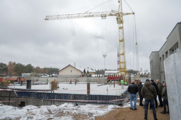 Schmyhal reist in Oblast Charkiw und inspiziert Bau von Luftschutzbunkern