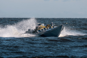 СБУ показала, як морські дрони уразили російські вертольоти і баржу в Керченській бухті