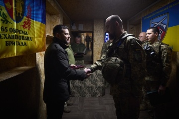 Zelensky llega a Zaporiyia y visita a los soldados de la división HIMARS