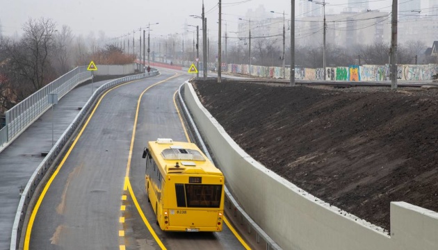 У Києві відсьогодні під час тривоги обмежують рух транспорту Подільським мостом