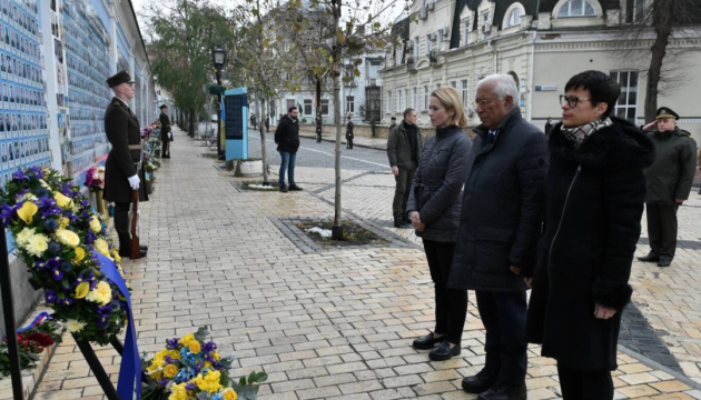 Високопосадовці ЄС біля Стіни пам'яті у Києві вшанували загиблих за Україну