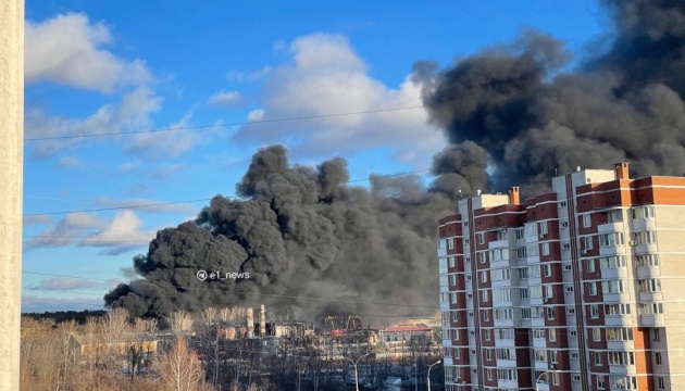 У РФ сталася масштабна пожежа на підприємстві з виробництва полістиролу