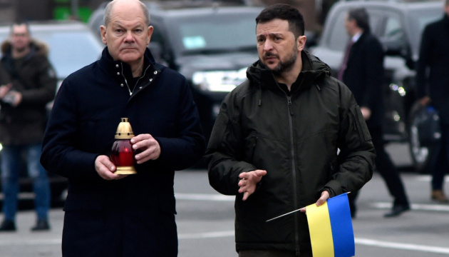 Zelensky, Scholz honor fallen heroes at Kyiv's Independence Square