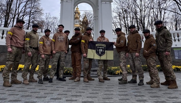 Нацгвардійці з підрозділу «Гострі картузи» отримали подарунки від творців однойменного серіалу