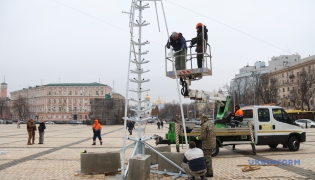 У Києві почали встановлювати головну ялинку