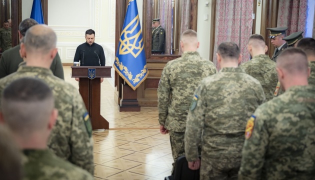 Зеленський вручив нагороди артилеристам