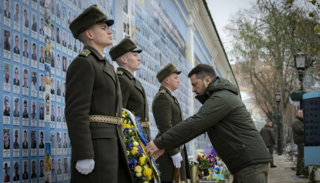 Präsident Selenskyj legt Blumen an Gedenkmauer für gefallene Soldaten nieder