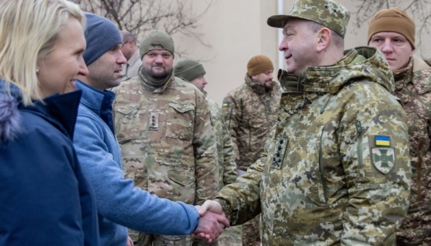 U.S. senators visit Ukrainian border guards