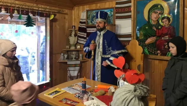 На Гуцульщині біля Маєтку Святого Миколая провели благодійний ярмарок на підтримку ЗСУ На Гуцульщині біля Маєтку Святого Миколая провели благодійний ярмарок на підтримку ЗСУ