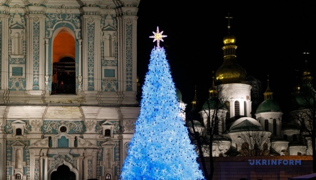 У Києві запалили вогні на головній ялинці країни У Києві запалили вогні на головній ялинці країни