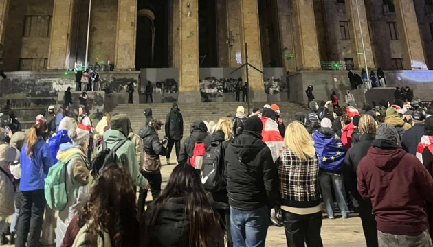 Проти демонстрантів у Тбілісі знову застосували водомети і сльозогінний газ, є затримані