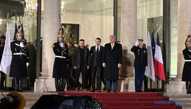 Selenskyj traf sich in Frankreich mit Macron und Trump