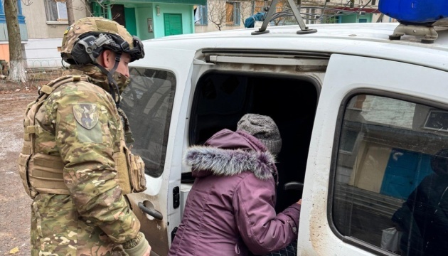 Police officers evacuate ten civilians from Kupiansk district