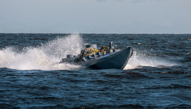 Le SBU montre comment des drones navals ont touché des hélicoptères et une barge russes dans la baie de Kertch