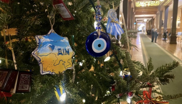 Ukrainian decoration appeared on Christmas tree in Canadian Parliament