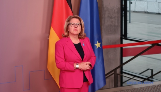 German minister brings 