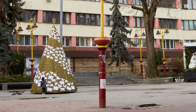 У Франківську прикрасили «ялинку перемоги»