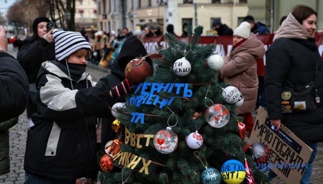 В центрі Одеси встановили ялинку на підтримку військовополонених