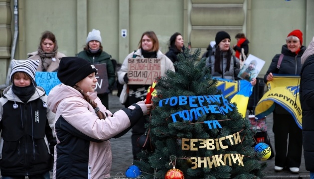 Christmas tree set up in center of Odesa to support prisoners of war