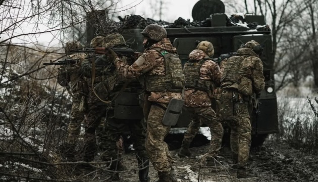 На передовій 214 зіткнень, на чотирьох напрямках ворог не зменшує тиск