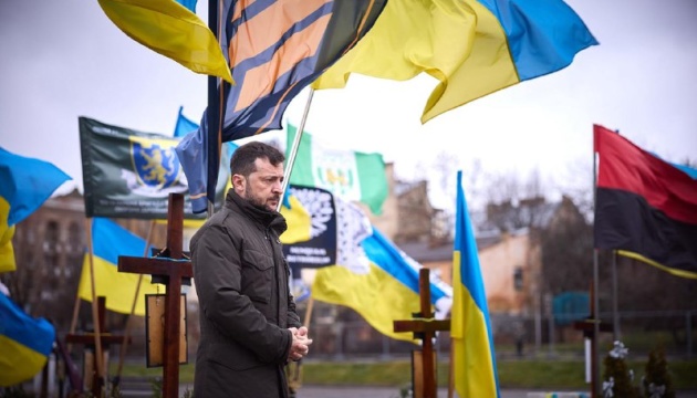 Zelensky honors memory of fallen soldiers at military cemetery in Lviv