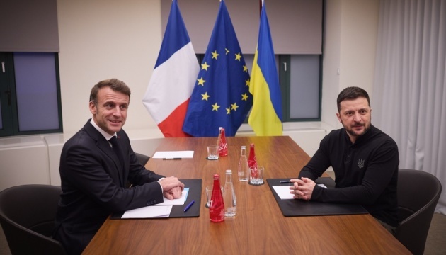 Volodymyr Zelensky et Emmanuel Macron se sont entretenus à Bruxelles 