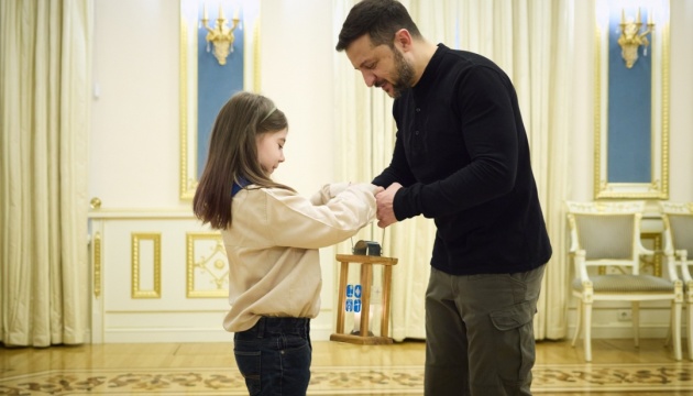 Пластуни передали Вифлеємський вогонь миру Зеленському