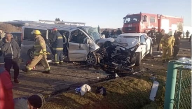 13 Verletzte bei Kollision von Bus und Pkw in Oblast Iwano-Frankiwsk