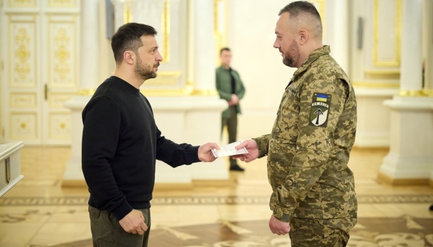 Zelensky presents certificates for apartments to Heroes of Ukraine and relatives of fallen