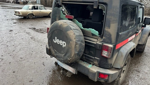 Поблизу Покровська рятувальники потрапили під ворожий обстріл, пошкоджене авто