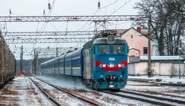 Укрзалізниця додала пів сотні вагонів до поїздів на свята