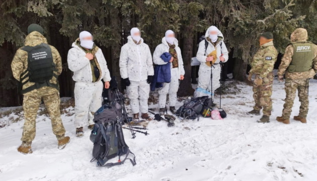 На кордоні з Румунією затримали групу ухилянтів у маскувальних костюмах