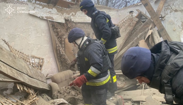 На Сумщині з-під завалів зруйнованого обстрілом будинку дістали тіло загиблого