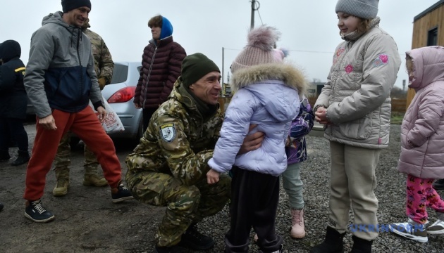 «Білі янголи» вручили подарунки дітям, які придумали назву цього підрозділу поліції 