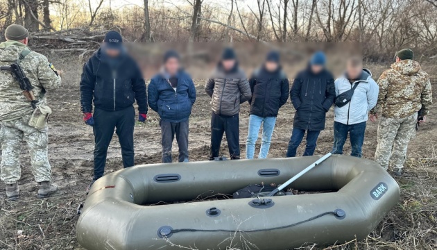 На кордоні затримали шістьох чоловіків, які планували перетнути Тису на гумовому човні