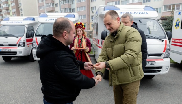 Південна Корея передала п'ять сучасних автомобілів швидкої допомоги Дніпропетровщині