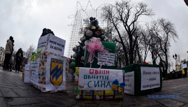 У Вінниці родичі полонених військових встановили новорічну ялинку за ґратами