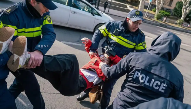 У Грузії біля парламенту почалися затримання протестувальників