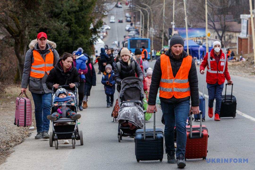 Українські біженці перетинають кордон в Ужгород-Вишнє Нємецьке, березень 2022 року. Фото: Сергій Гудак, Укрінформ