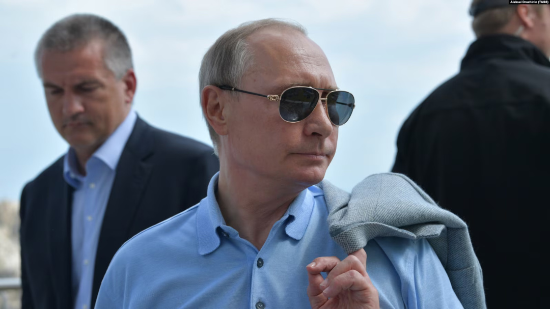 Президент РФ Володимир Путін та російський глава Криму Сергій Аксьонов (на другому плані) під час відвідин Міжнародного дитячого центру «Артек». Крим, 24 червня 2017 року Президент РФ Володимир Путін та російський глава Криму Сергій Аксьонов (на другому плані) під час відвідин Міжнародного дитячого центру «Артек». Крим, 24 червня 2017 року