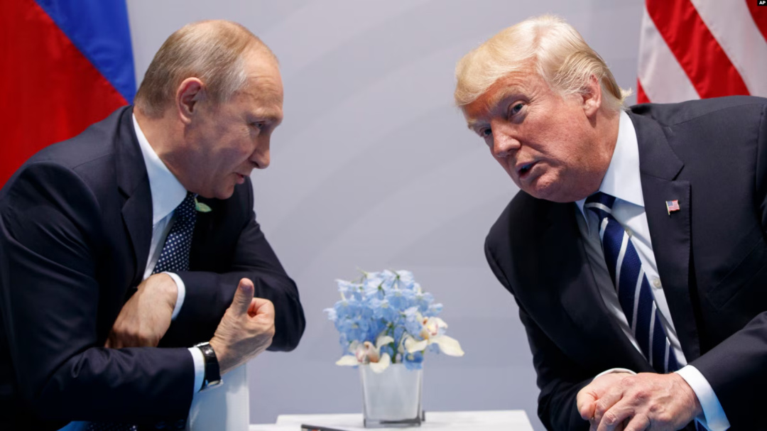 Фото від 7 липня 2017 року. Тодішній президент США Дональд Трамп розмовляє із главою Росії Володимиром Путіним на саміті G-20 у Гамбурзі Фото від 7 липня 2017 року. Тодішній президент США Дональд Трамп розмовляє із главою Росії Володимиром Путіним на саміті G-20 у Гамбурзі