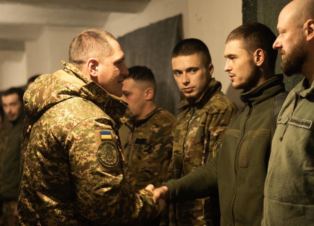 El comandante de la Guardia Nacional presenta premios a guerreros que defienden la región de Jharkiv