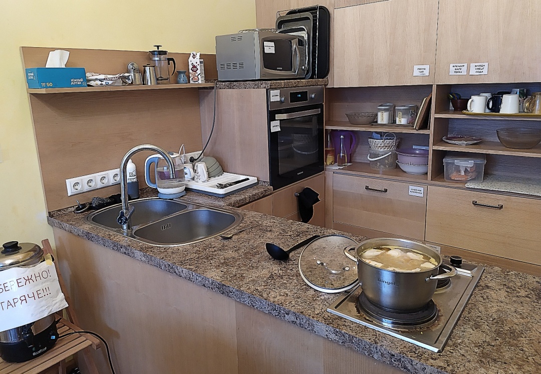 Кухня тренувальної квартири в Києві. Фото: Ольга Маджумдар