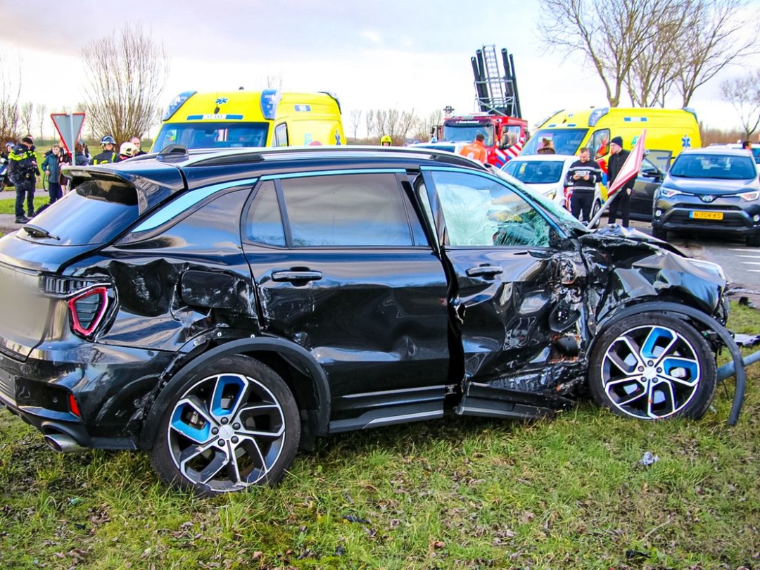 У Нідерландах автобус з 20 пасажирами з’їхав у кювет та перекинувся