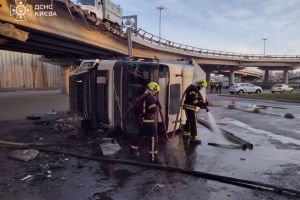 У Києві з Південного мосту впала вантажівка