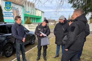 На Рівненщині на хабарі викрили голову громади, який дозволив вирубку майже 800 новорічних сосен