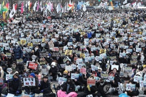 У Сеулі мітингують прибічники і противники арешту відстороненого президента